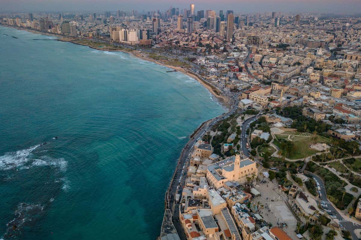 מבט אווירי על יפו העתיקה ועל קו החוף של תל אביב, ובמרחק מגדלי המרכז