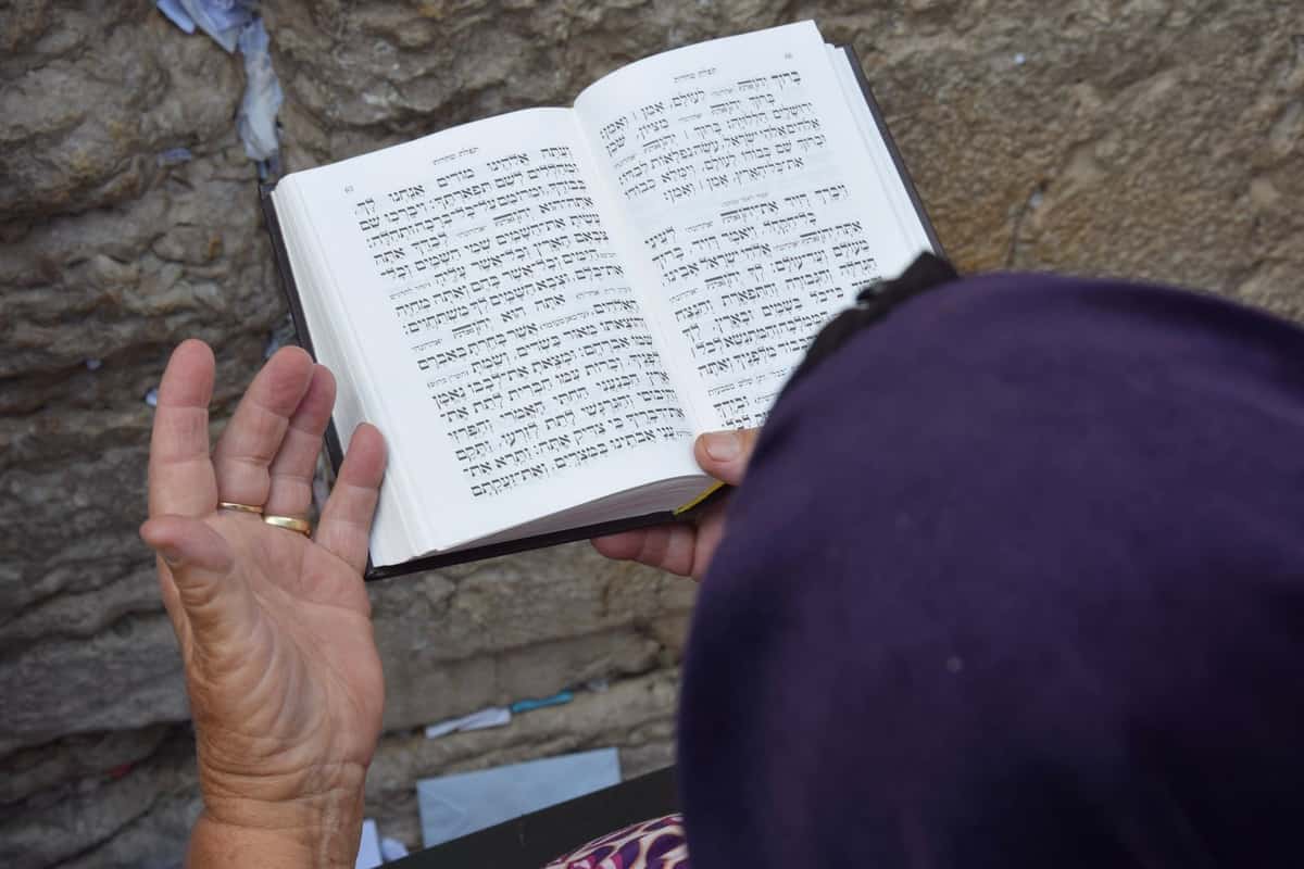 ייבום וחליצה — הליך הלכתי המשחרר אלמנה ללא ילדים לנישואין