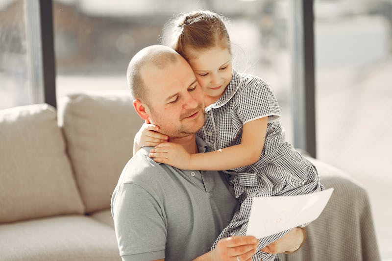 ניכור הורי — ילדה מחבקת את אביה — שיקום קשר משפחתי